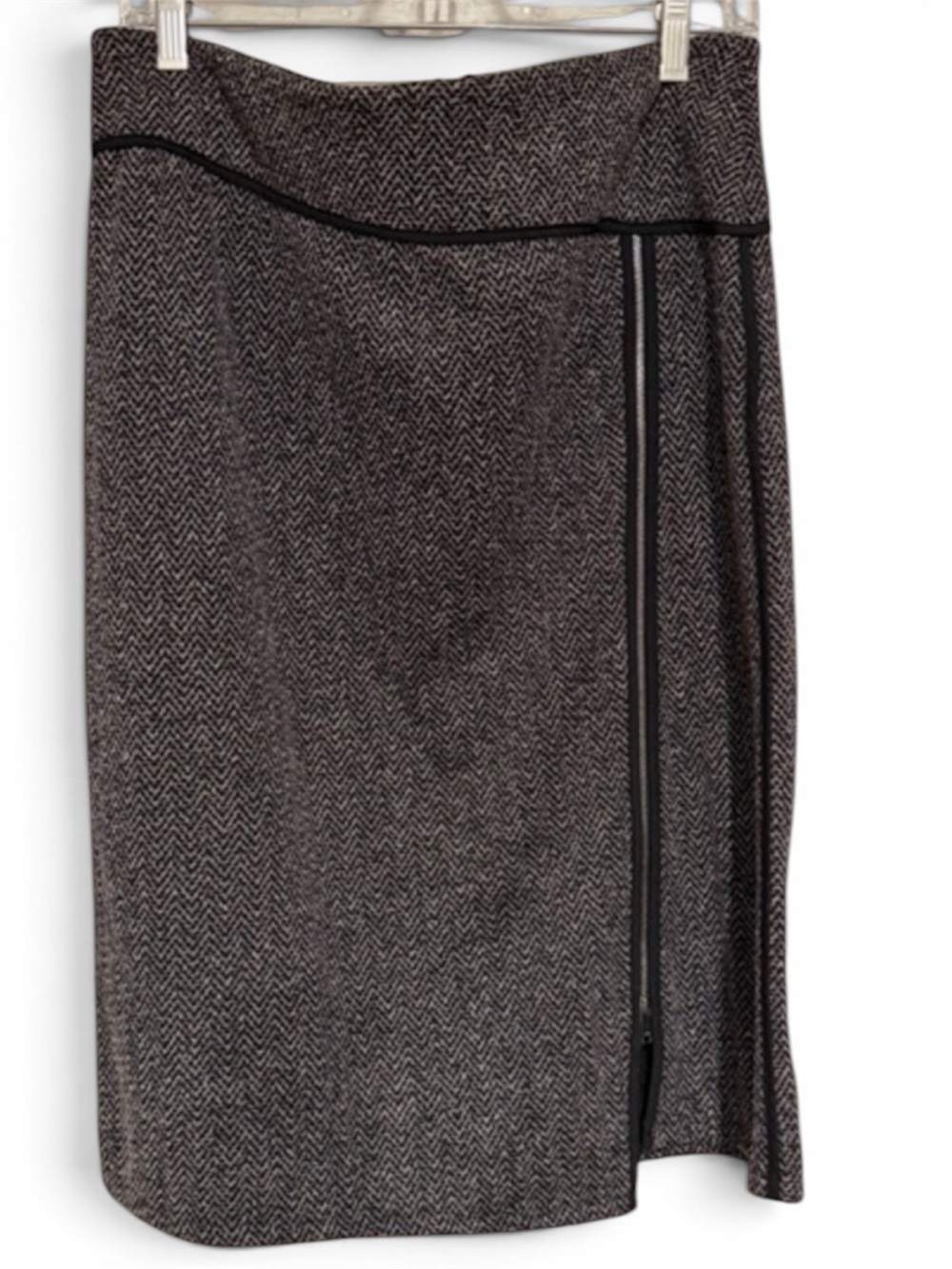 DKNY Sz 12 Monochrome Tweed Skirt back zip. 80% Polyester 20% Rayon